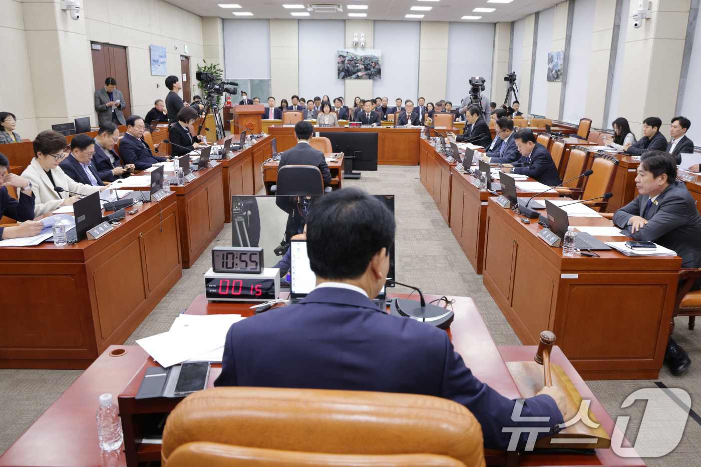 (서울=뉴스1) 신웅수 기자 = 성일종 위원장이 27일 서울 여의도 국회에서 열린 국방위원회 전체회의에서 법안을 통과시키고 있다. 2025.11.27/뉴스1