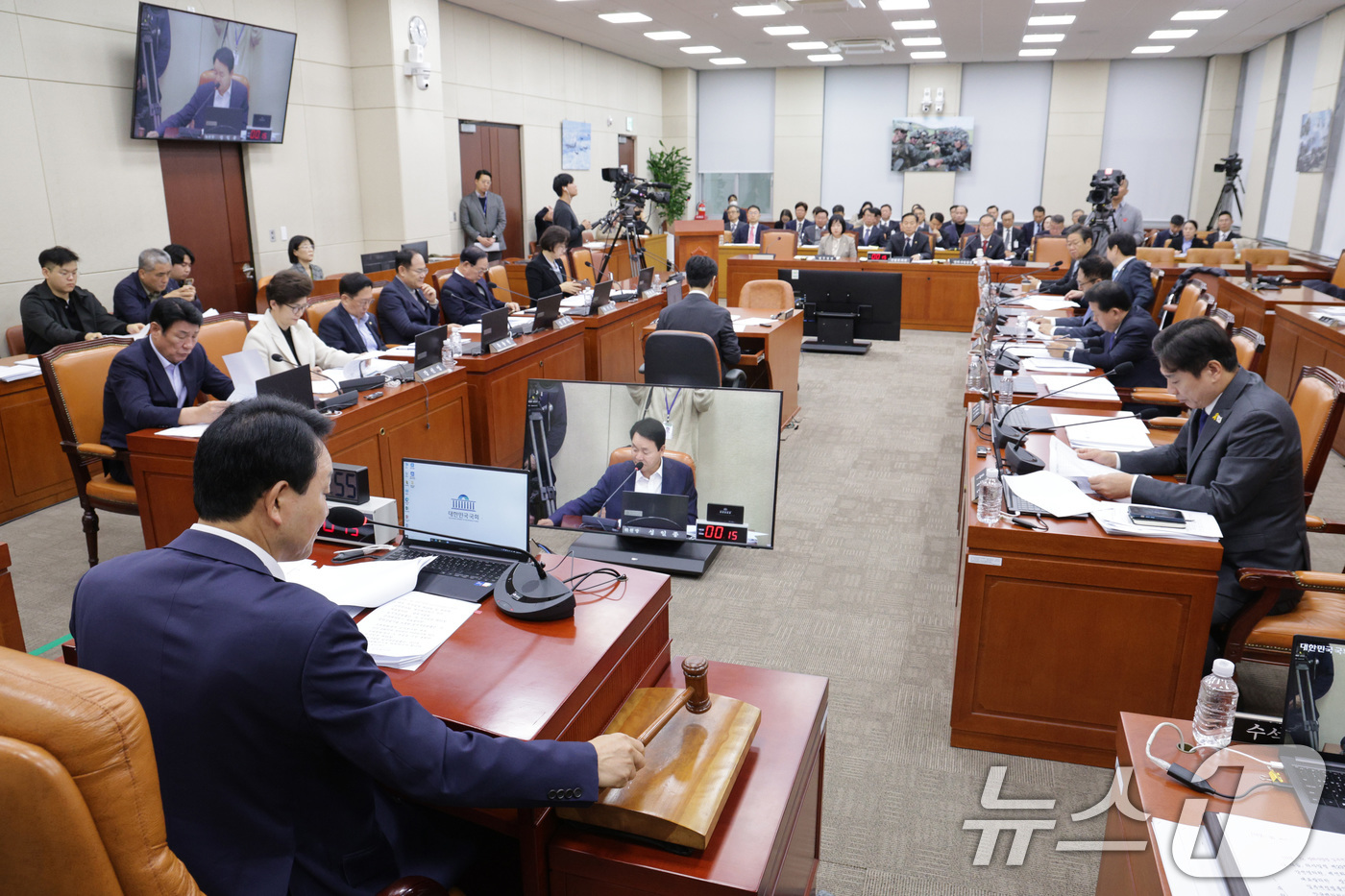 (서울=뉴스1) 신웅수 기자 = 성일종 위원장이 27일 서울 여의도 국회에서 열린 국방위원회 전체회의에서 법안을 통과시키고 있다. 2025.11.27/뉴스1