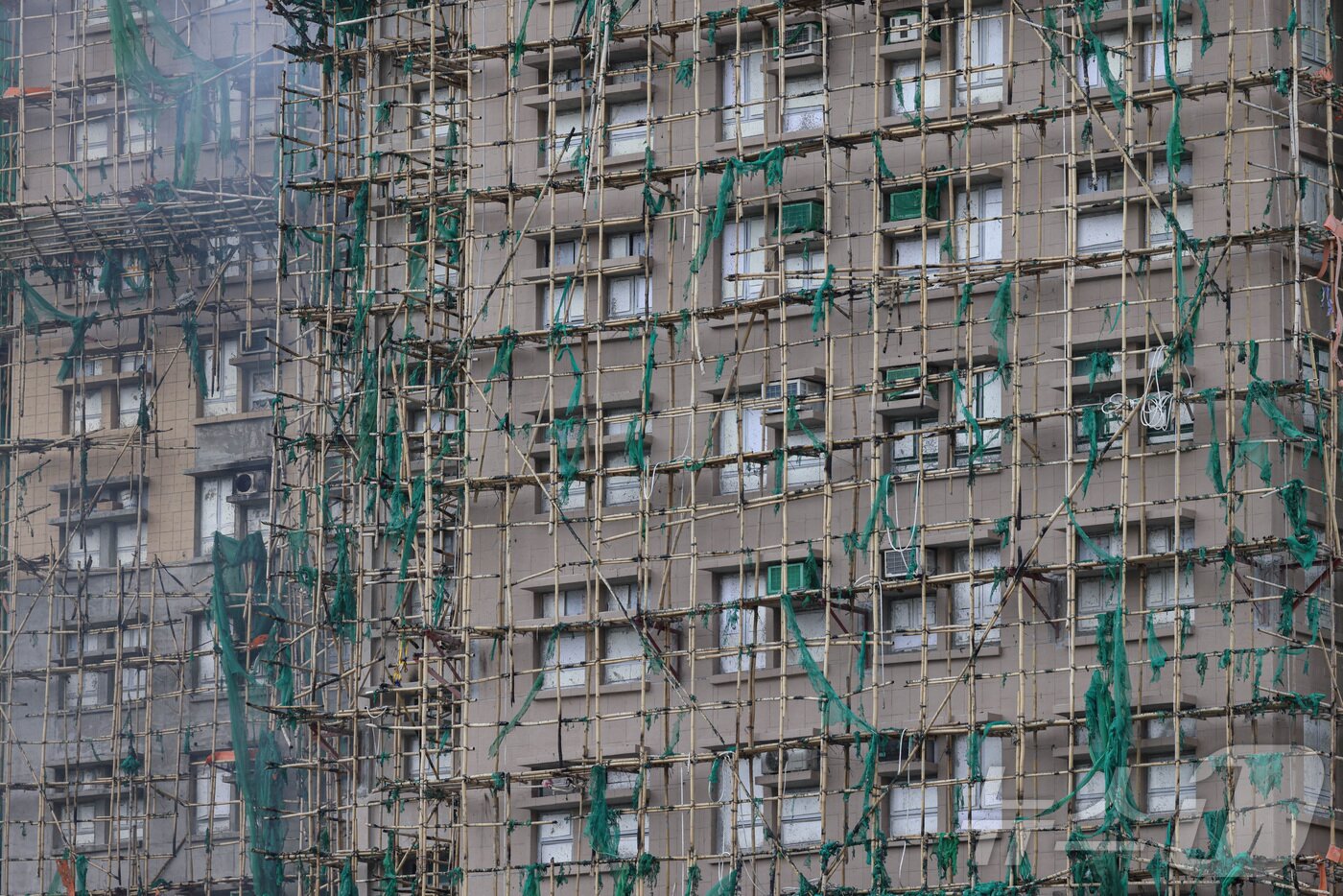 본문 이미지 - 홍콩의 초고층 아파트 단지를 휩쓴 대형 화재로 최소 44명이 사망하고 279명이 27일 실종된 가운데 27일 오전 소방 작업이 진행중이다. 앞서 전날 오후 2시 51분쯤 홍콩 북부 타이포의 &#39;왕 푹 코트&#39;&#40;Wang Fuk Court&#41; 주거 단지에서 화재 신고가 처음으로 접수됐다. 왕 푹 코트는 30층 이상 고층 아파트로 이뤄졌으며 8개 동에 2000세대가 살고 있다. 불에 잘 타는 대나무 비계&#40;飛階·공사용 임시 발판&#41; 사용 관행이 화재를 키운 요인으로 지목됐다. ⓒ 로이터=뉴스1 ⓒ News1 최종일 선임기자