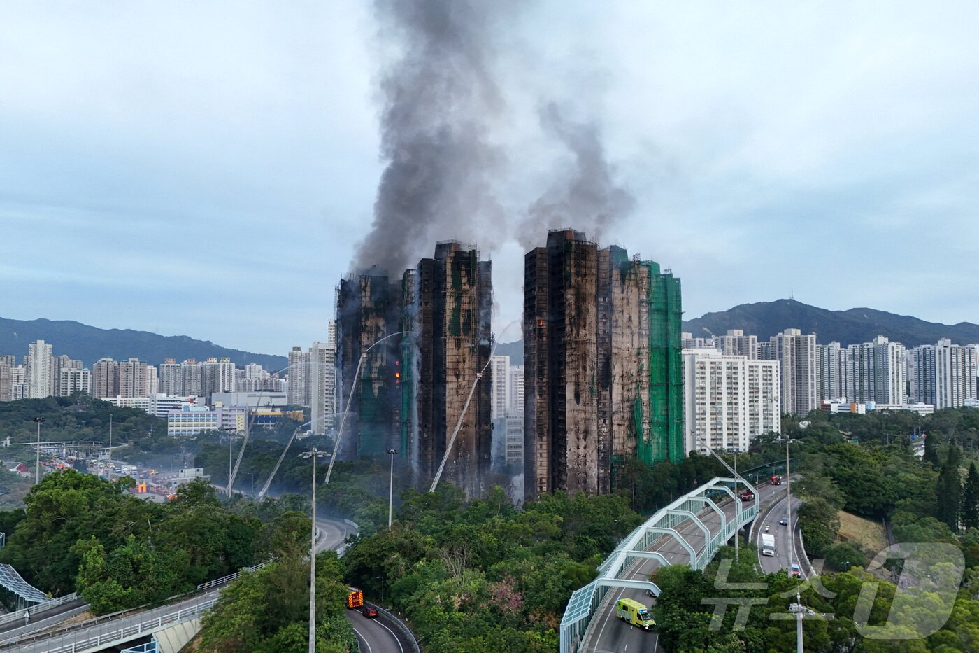 본문 이미지 - 홍콩의 초고층 아파트 단지를 휩쓴 대형 화재로 최소 44명이 사망하고 279명이 27일 실종된 가운데 27일 오전 소방 작업이 진행중이다. 사진은 드론으로 촬영됐다. ⓒ 로이터=뉴스1 ⓒ News1 최종일 선임기자