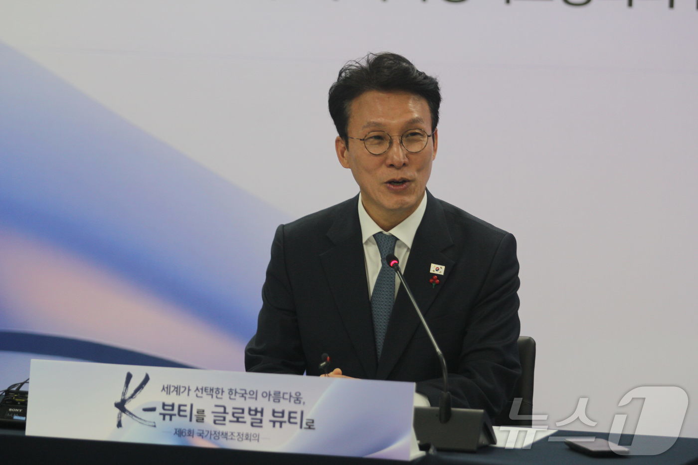 (충주=뉴스1) 윤원진 기자 = 김민석 국무총리가 27일 충북 음성군 대소면 화장품 제조기업 코스메카코리아에서 열린 국가정책조정회의에서 발언을 하고 있다. 2025.11.27/뉴스 …