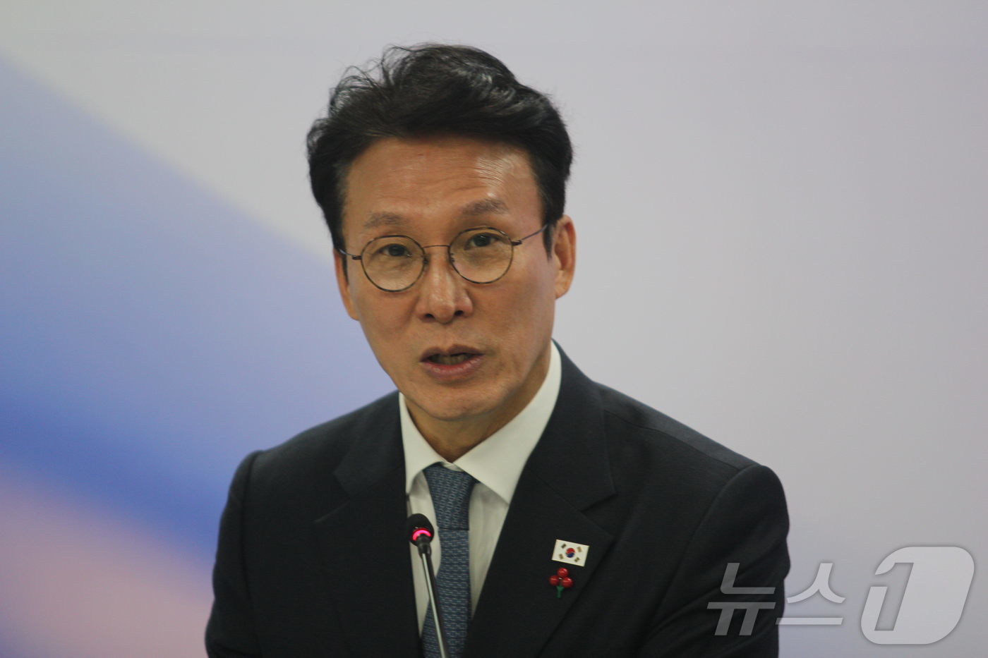 (충주=뉴스1) 윤원진 기자 = 김민석 국무총리가 27일 충북 음성군 대소면 화장품 제조기업 코스메카코리아에서 열린 국가정책조정회의에서 발언을 하고 있다. 2025.11.27/뉴스 …