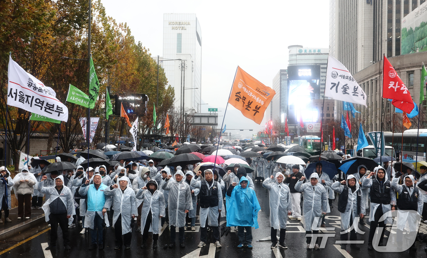 (서울=뉴스1) 김민지 기자 = 서울교통공사노동조합 조합원들이 27일 오전 서울 중구 서울시청 인근에서 열린 총력투쟁 결의대회에서 공사의 대규모 인력 감축 중단과 부당한 임금 삭감 …