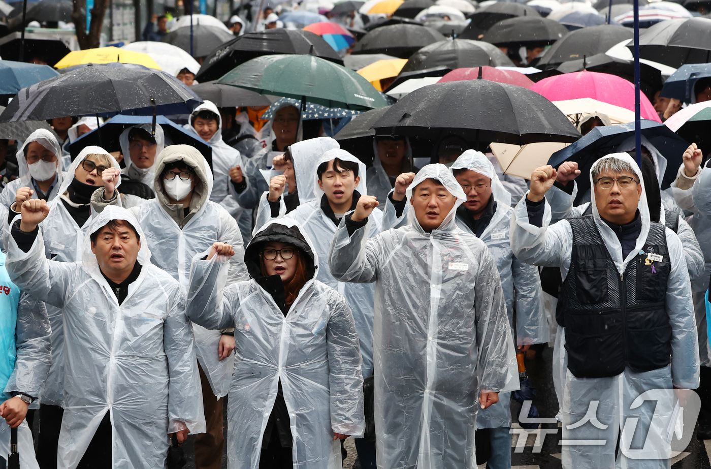 (서울=뉴스1) 김민지 기자 = 서울교통공사노동조합 조합원들이 27일 오전 서울 중구 서울시청 인근에서 열린 총력투쟁 결의대회에서 공사의 대규모 인력 감축 중단과 부당한 임금 삭감 …