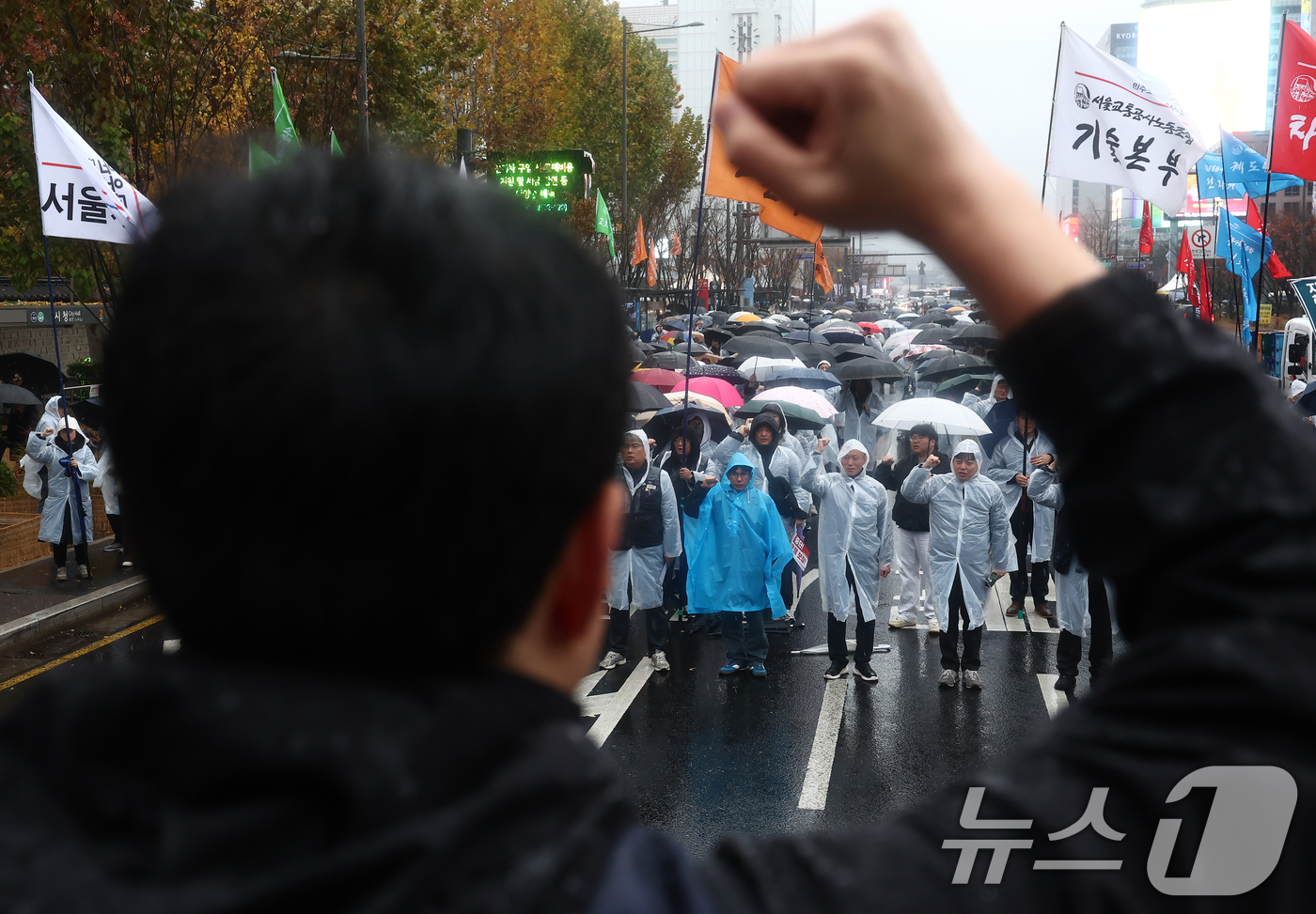 (서울=뉴스1) 김민지 기자 = 서울교통공사노동조합 조합원들이 27일 오전 서울 중구 서울시청 인근에서 열린 총력투쟁 결의대회에서 공사의 대규모 인력 감축 중단과 부당한 임금 삭감 …