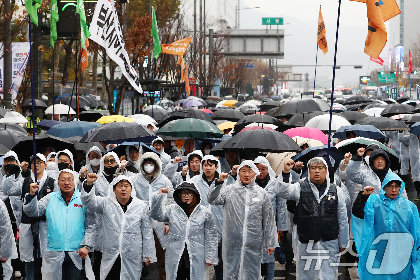 (서울=뉴스1) 김민지 기자 = 서울교통공사노동조합 조합원들이 27일 오전 서울 중구 서울시청 인근에서 열린 총력투쟁 결의대회에서 공사의 대규모 인력 감축 중단과 부당한 임금 삭감 …