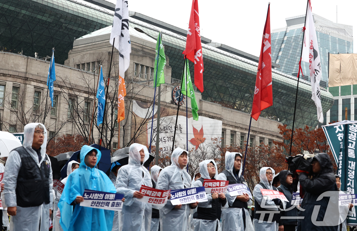 (서울=뉴스1) 김민지 기자 = 서울교통공사노동조합 조합원들이 27일 오전 서울 중구 서울시청 인근에서 열린 총력투쟁 결의대회에서 공사의 대규모 인력 감축 중단과 부당한 임금 삭감 …