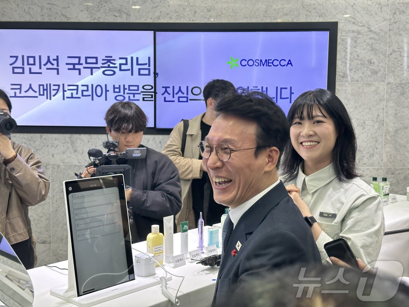 본문 이미지 - 김민석 국무총리가 지난 27일 충북 음성군 대소면 화장품 제조기업 코스메카코리아에서 6회 국가정책조정회의에서 앞서 피부 테스트를 하고 있다. 2025.11.27/뉴스1 ⓒ News1 윤원진 기자