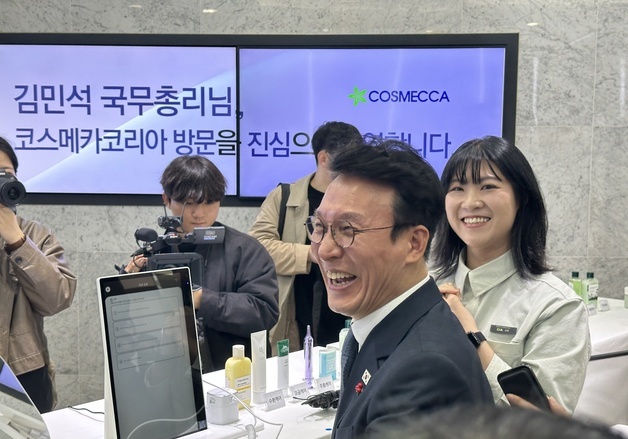 K뷰티 체험하는 김민석 총리