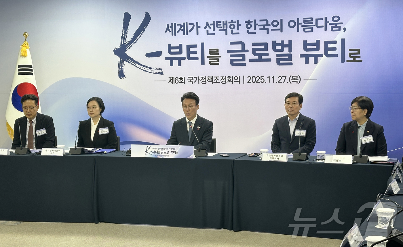 (충주=뉴스1) 윤원진 기자 = 김민석 국무총리가 27일 충북 음성군 대소면 화장품 제조기업 코스메카코리아에서 6회 국가정책조정회의에서 모두발언을 하고 있다. 2025.11.27/ …