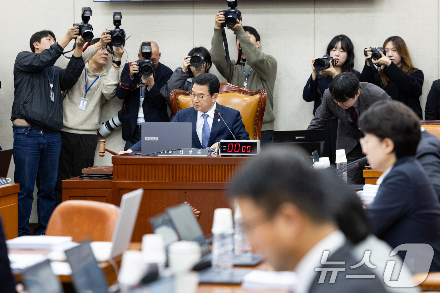 (서울=뉴스1) 유승관 기자 = 신정훈 국회 행정안전위원장이 27일 서울 여의도 국회에서 열린 제429회 국회(정기회) 행정안전위원회 제16차 전체회의에서 의사봉을 두드리고 있다. …
