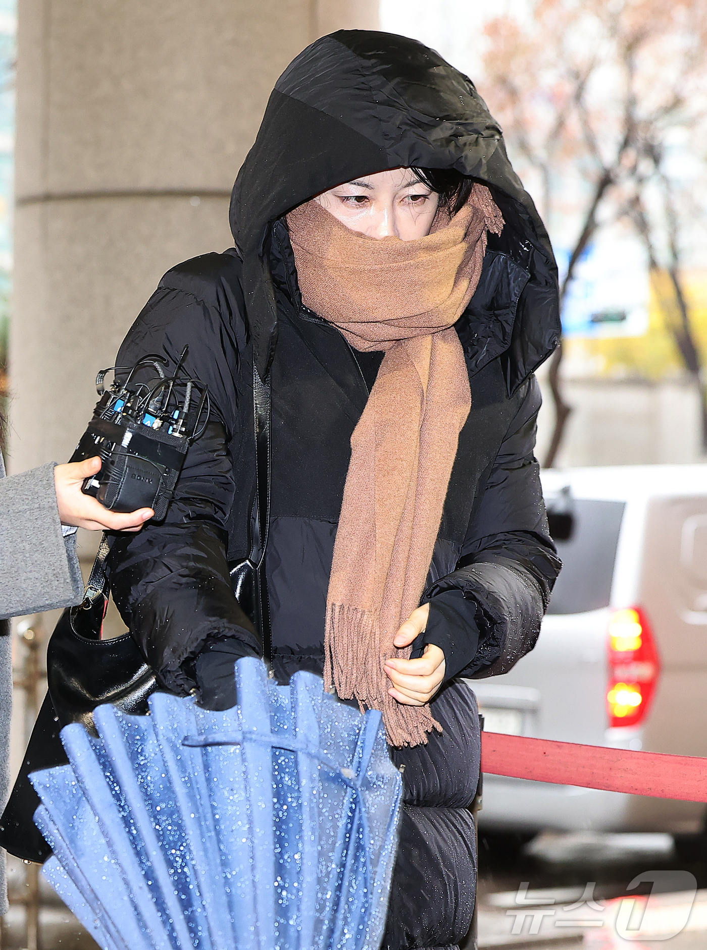 (서울=뉴스1) 김진환 기자 = 음주운전 및 불법숙박업 혐의로 1심에서 벌금형을 선고받은 문재인 전 대통령의 딸 다혜(42)씨가 27일 오전 서울 서울서부지방법원에서 열린 항소심 …