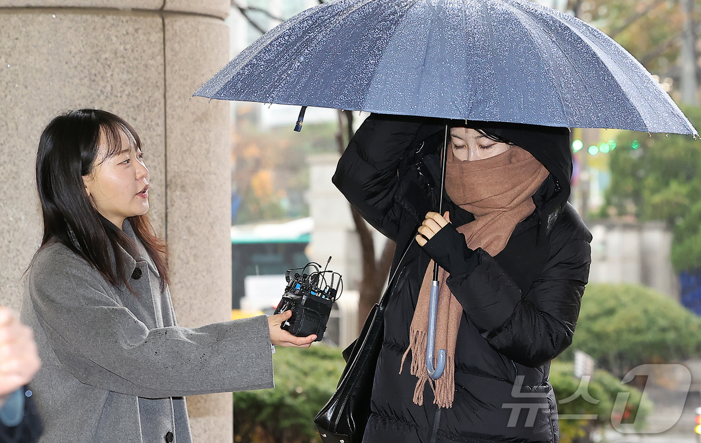 (서울=뉴스1) 김진환 기자 = 음주운전 및 불법숙박업 혐의로 1심에서 벌금형을 선고받은 문재인 전 대통령의 딸 다혜씨가 27일 오전 서울 서울서부지방법원에서 열린 항소심 1차 공 …