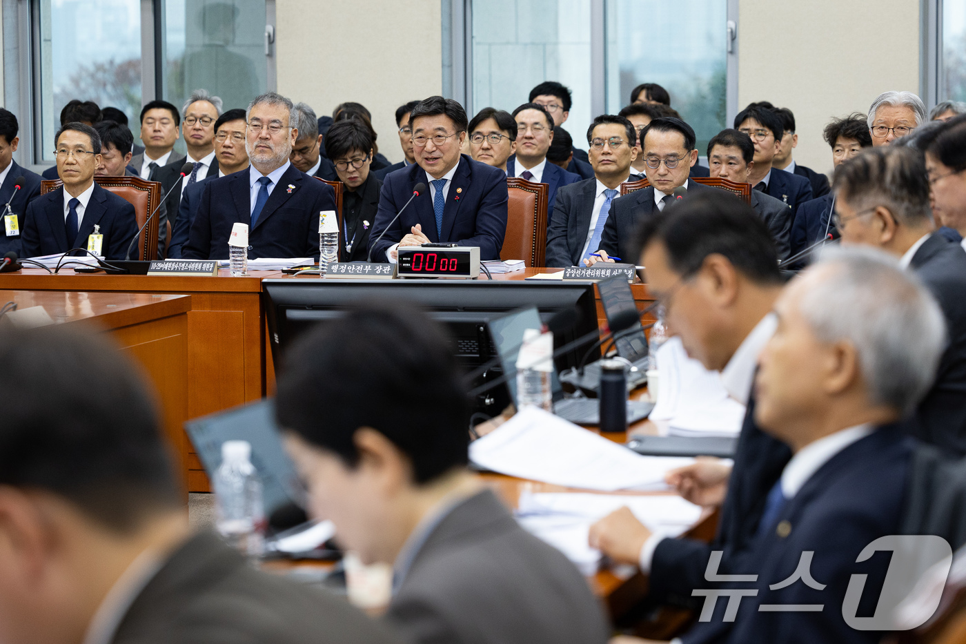 (서울=뉴스1) 유승관 기자 = 윤호중 행정안전부 장관이 27일 서울 여의도 국회에서 열린 제429회 국회(정기회) 행정안전위원회 제16차 전체회의에서 의원 질의에 답하고 있다. …