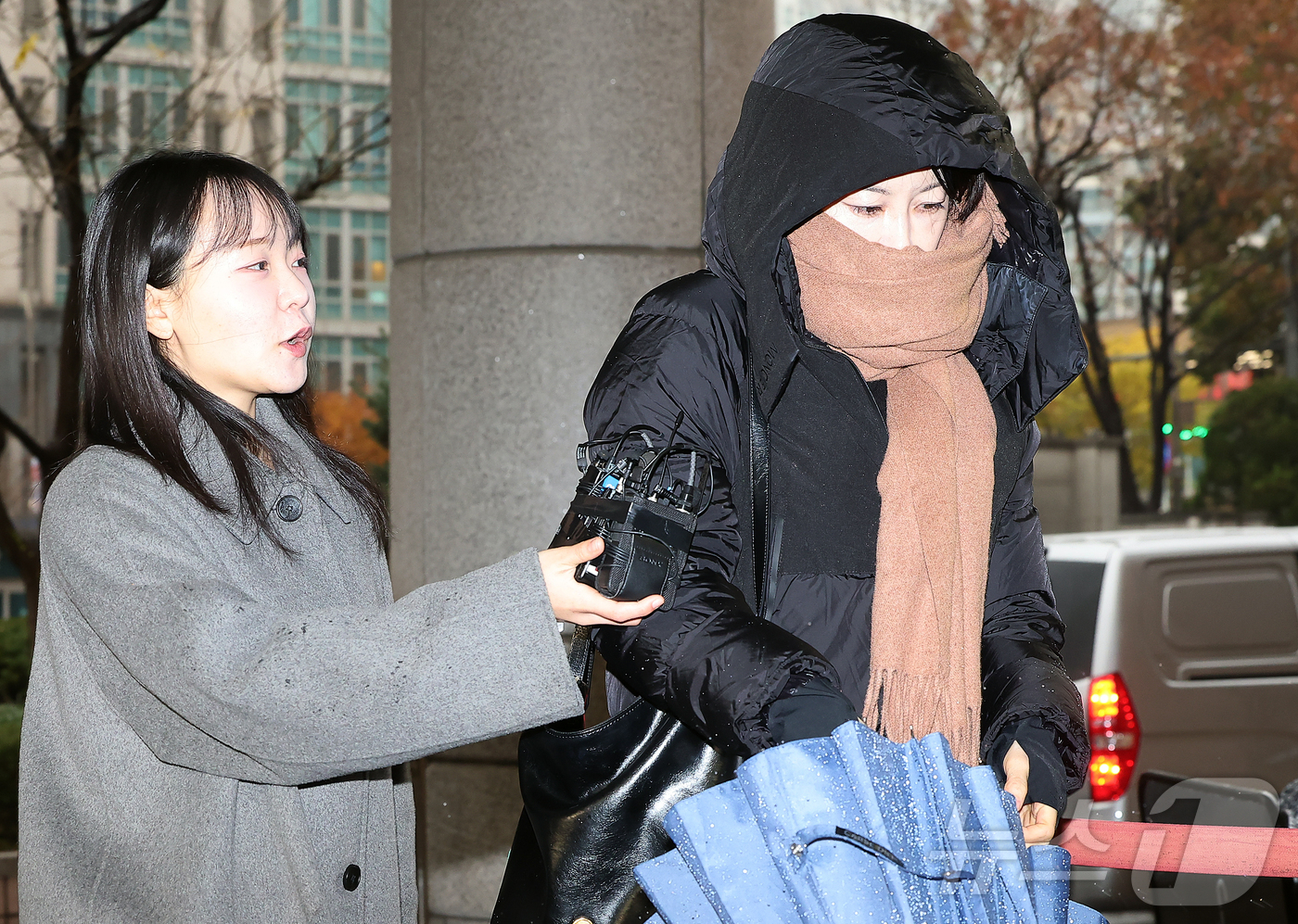 (서울=뉴스1) 김진환 기자 = 음주운전 및 불법숙박업 혐의로 1심에서 벌금형을 선고받은 문재인 전 대통령의 딸 다혜(42)씨가 27일 오전 서울 서울서부지방법원에서 열린 항소심 …