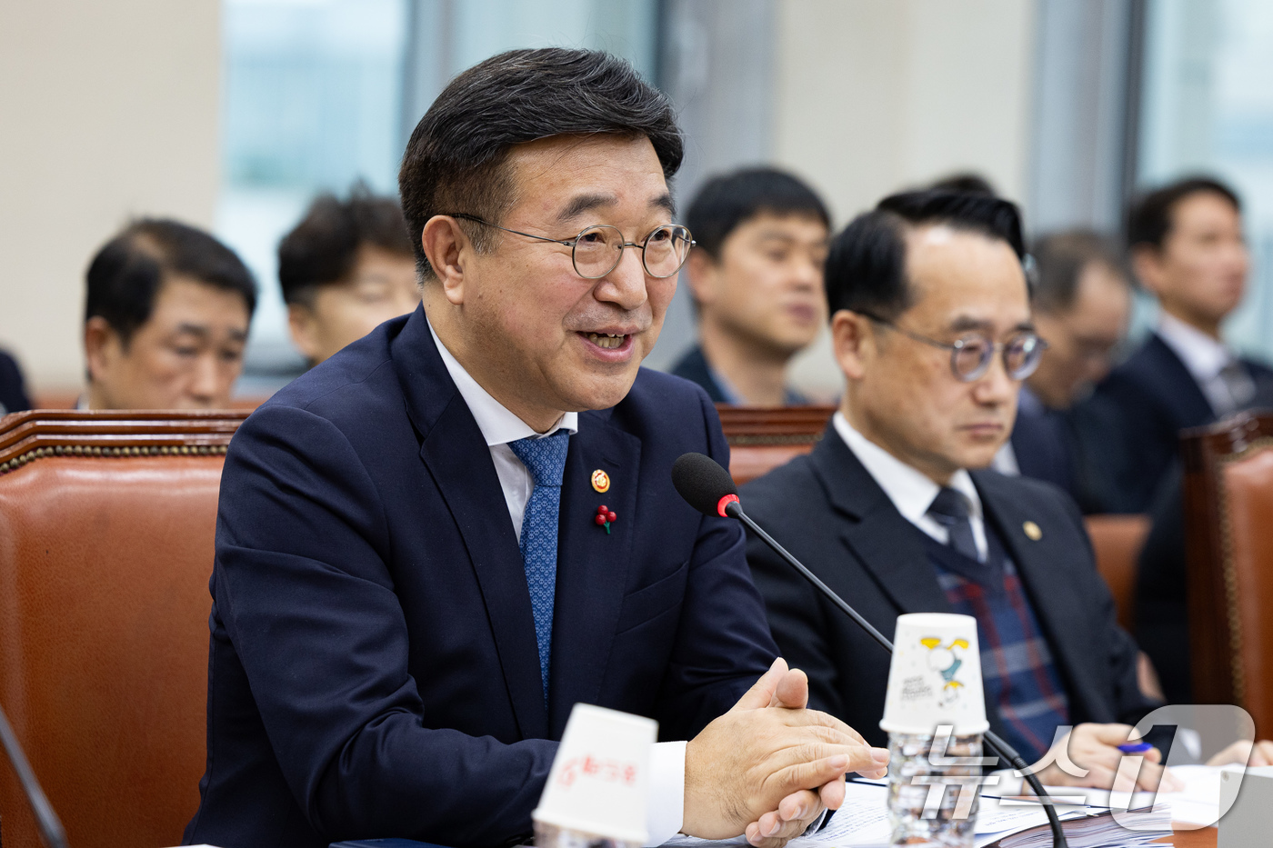 (서울=뉴스1) 유승관 기자 = 윤호중 행정안전부 장관이 27일 서울 여의도 국회에서 열린 제429회 국회(정기회) 행정안전위원회 제16차 전체회의에서 의원 질의에 답하고 있다. …