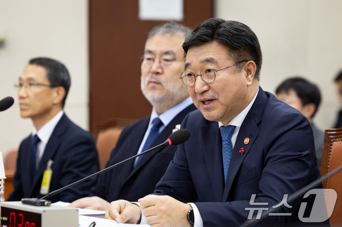 (서울=뉴스1) 유승관 기자 = 윤호중 행정안전부 장관이 27일 서울 여의도 국회에서 열린 제429회 국회(정기회) 행정안전위원회 제16차 전체회의에서 의원 질의에 답하고 있다. …
