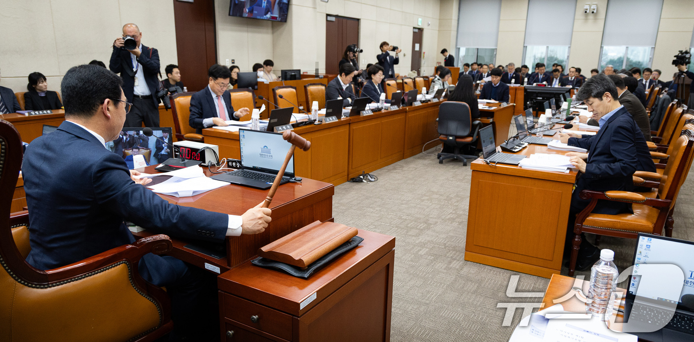 (서울=뉴스1) 유승관 기자 = 신정훈 국회 행정안전위원장이 27일 서울 여의도 국회에서 열린 제429회 국회(정기회) 행정안전위원회 제16차 전체회의에서 의사봉을 두드리고 있다. …
