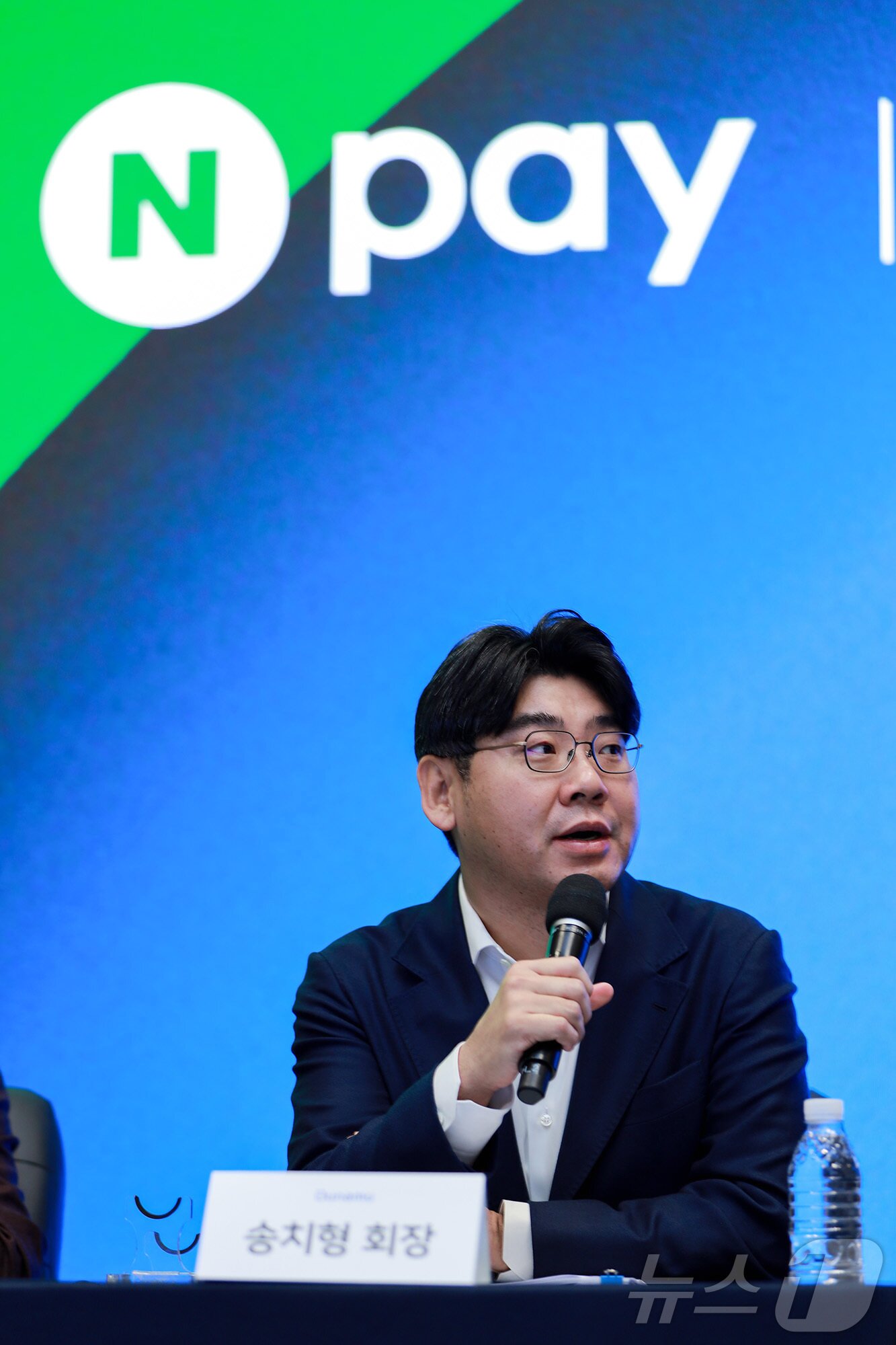 본문 이미지 - 27일 경기도 성남시에 위치한 네이버 1784에서 열린 3사 공동 기자간담회에서 송치형 두나무 회장이 기자들의 질의에 답변하고 있다. &#40;네이버 제공. 재판매 및 DB 금지&#41; 2025.11.27/뉴스1