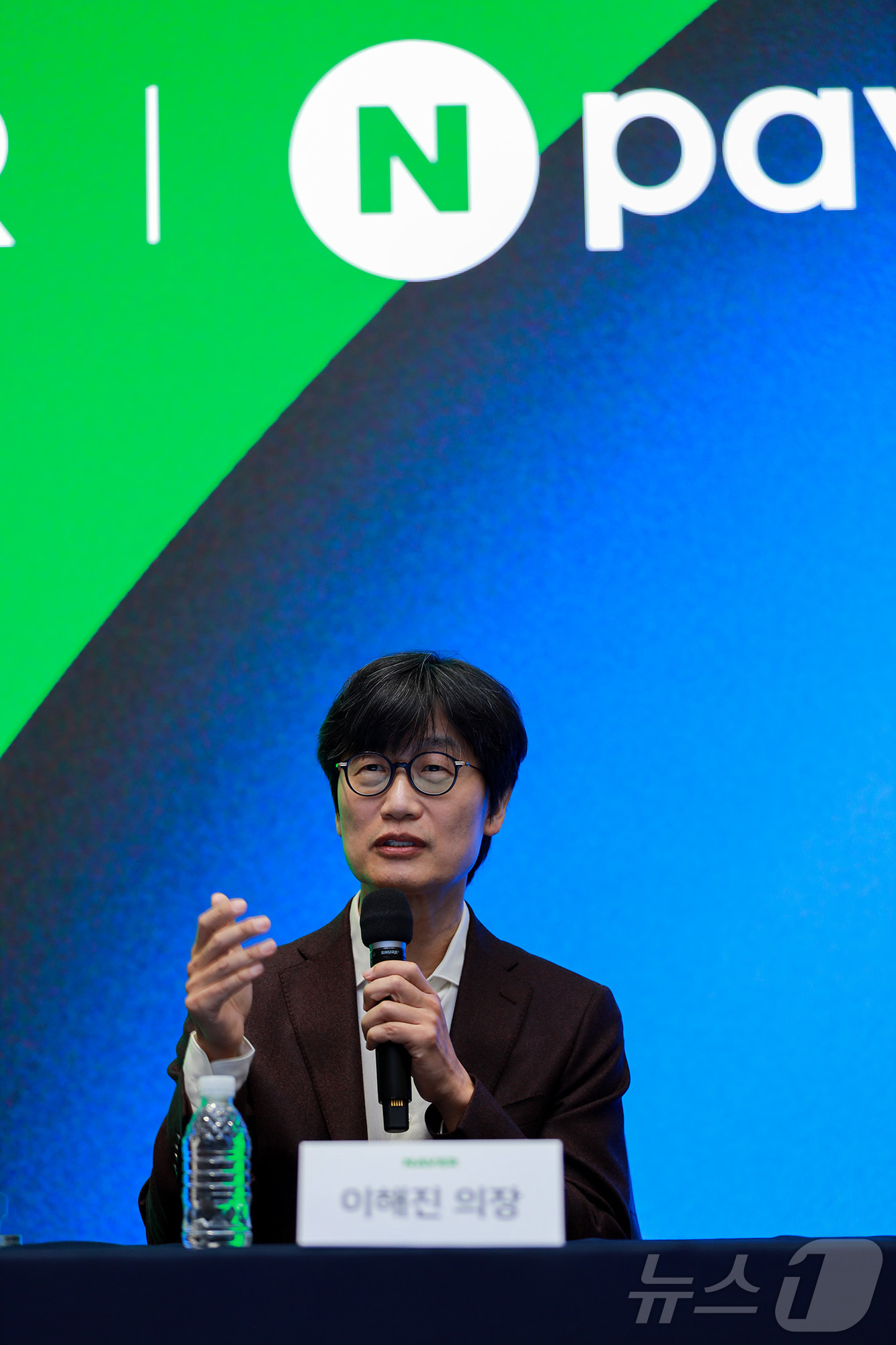 (서울=뉴스1) = 27일 경기도 성남시에 위치한 네이버 1784에서 열린 3사 공동 기자간담회에서 이해진 네이버 이사회 의장이 기자들의 질의에 답변하고 있다. (네이버 제공. 재 …