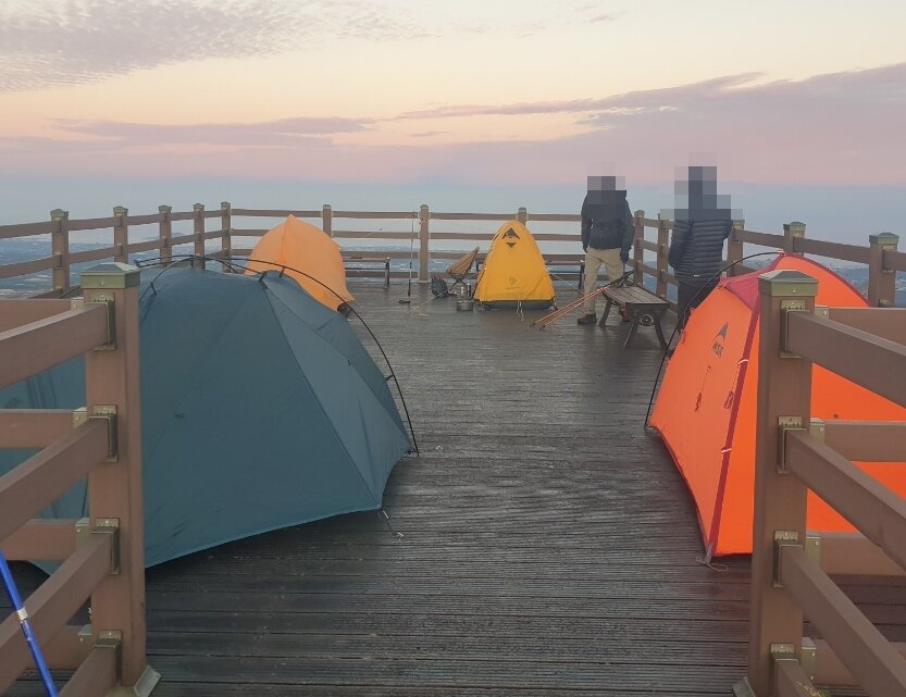 본문 이미지 - 제주 애월읍 큰노꼬메오름을 점령함 캠핑족들이 눈살을 찌푸리게 한다. 출처=제주도청홈페이지