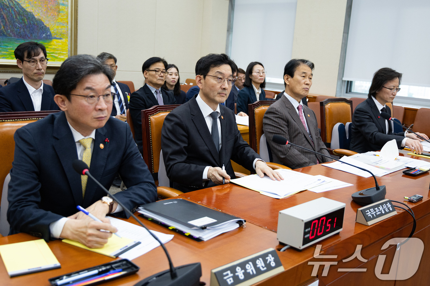 (서울=뉴스1) 유승관 기자 = 27일 서울 여의도 국회에서 열린 제429회 국회(정기회) 정무위원회 제11차 전체회의에 출석한 국무위원들이 법안 의결을 지켜보고 있다.왼쪽부터 이 …