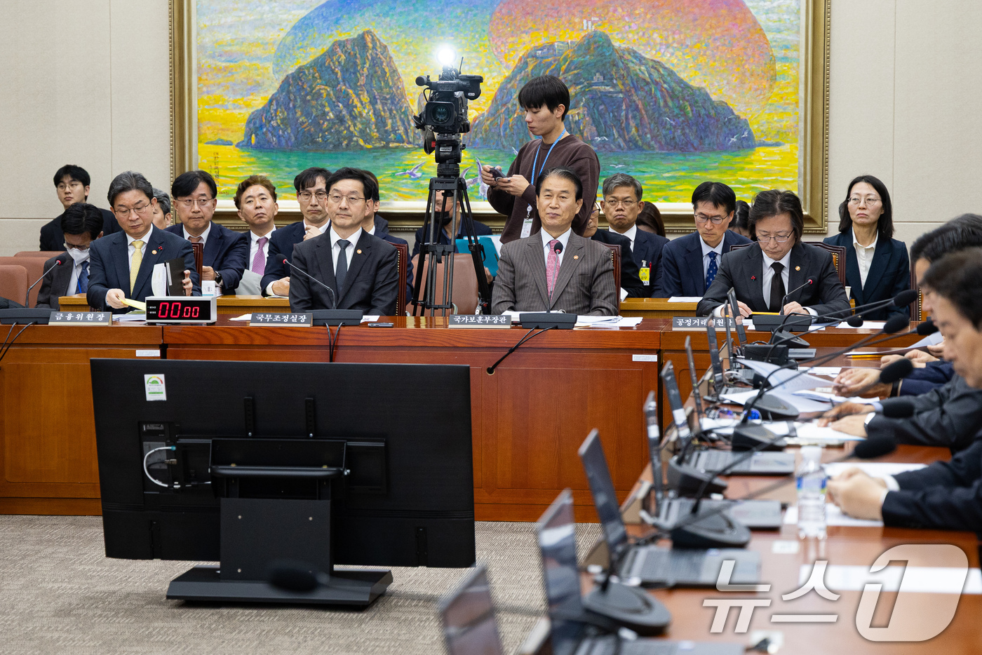 (서울=뉴스1) 유승관 기자 = 27일 서울 여의도 국회에서 열린 제429회 국회(정기회) 정무위원회 제11차 전체회의에 출석한 국무위원들이 법안 의결을 지켜보고 있다.왼쪽부터 이 …