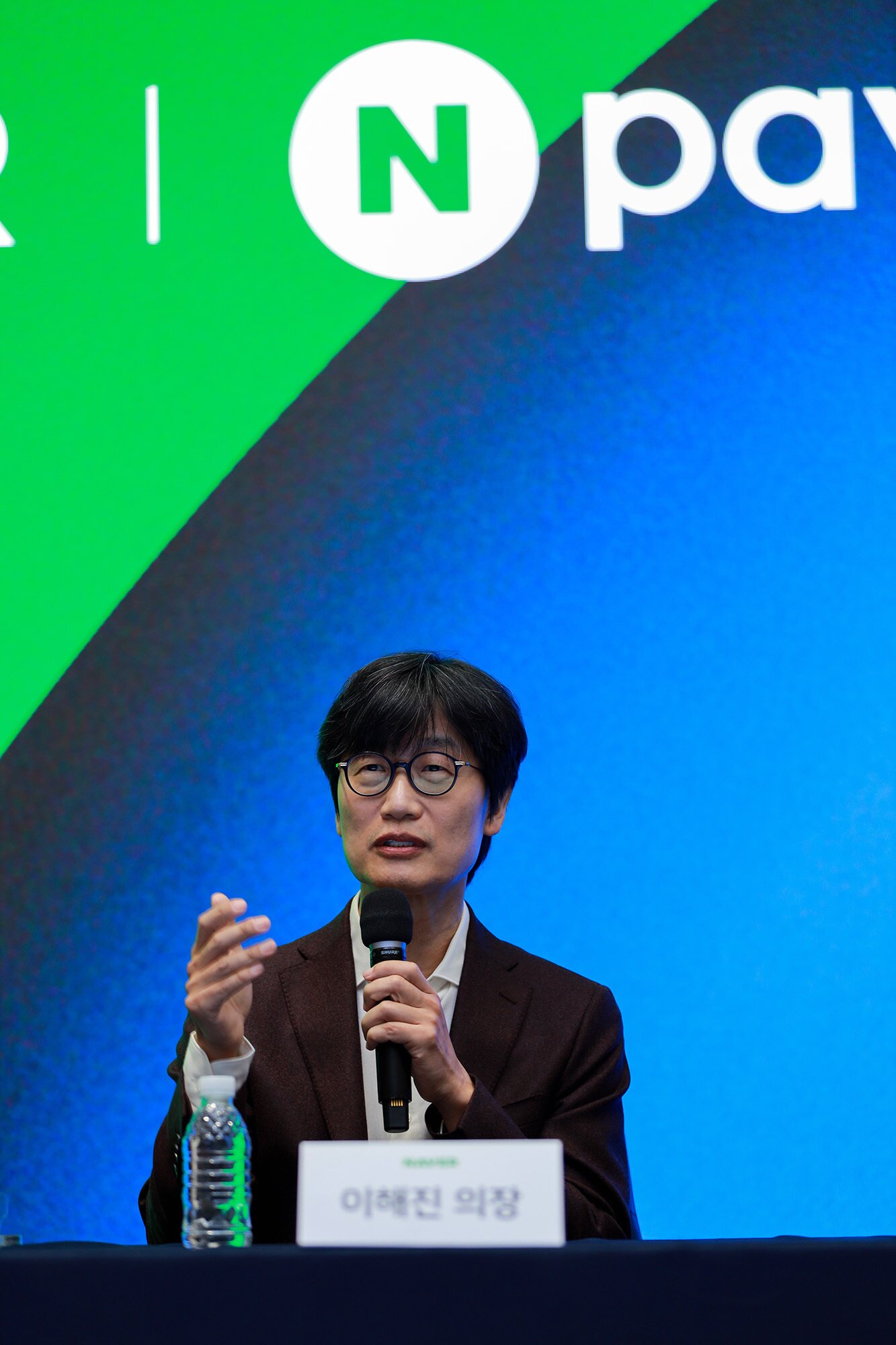 본문 이미지 - 이해진 네이버 이사회 의장이 27일 경기 성남시의 네이버 사옥 1784에서 열린 네이버·네이버파이낸셜·두나무 공동 기자간담회에 참석했다. &#40;네이버 제공&#41;