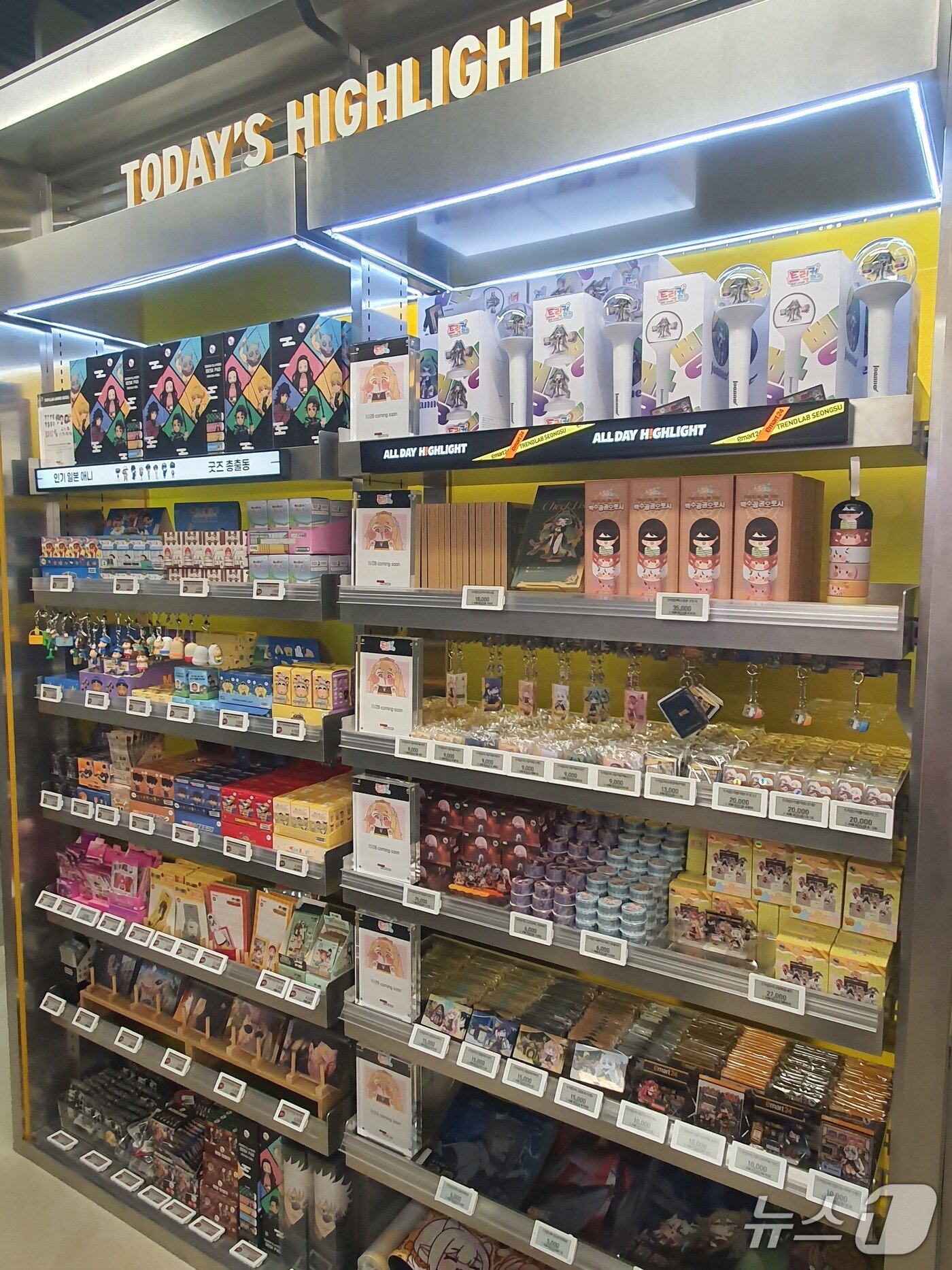 본문 이미지 - 이마트24 트렌드랩 성수점 내 &#39;이벤트존&#39;에 여러 굿즈가 진열된 모습.