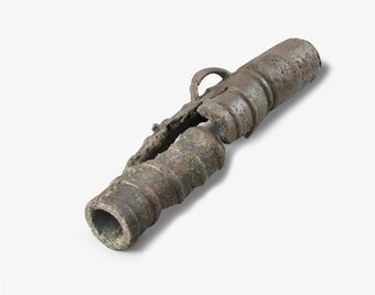 본문 이미지 - 노량해역에서 출수된 지자총통 파편(국립중앙박물관 제공)