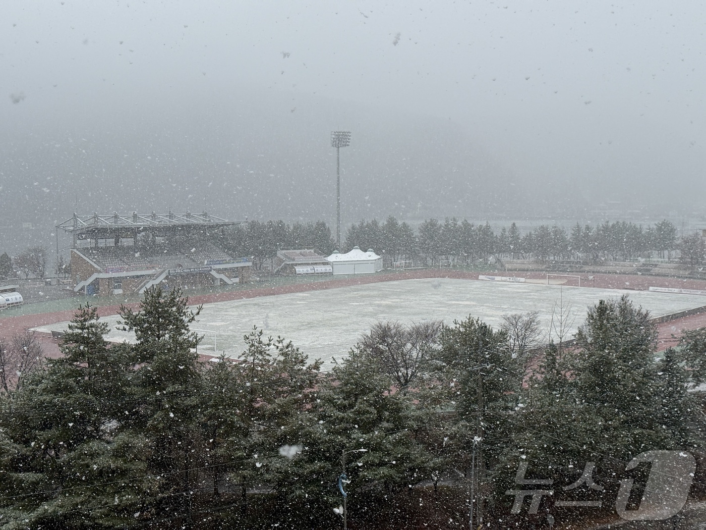 (화천=뉴스1) 한귀섭 기자 = 27일 낮 12시 강원 화천 일대에 올 가을 첫 눈이 내리는 가운데 화천생활체육공원에 눈이 쌓이고 있다.(독자 제공, 재판매 및 DB금지) 2025 …
