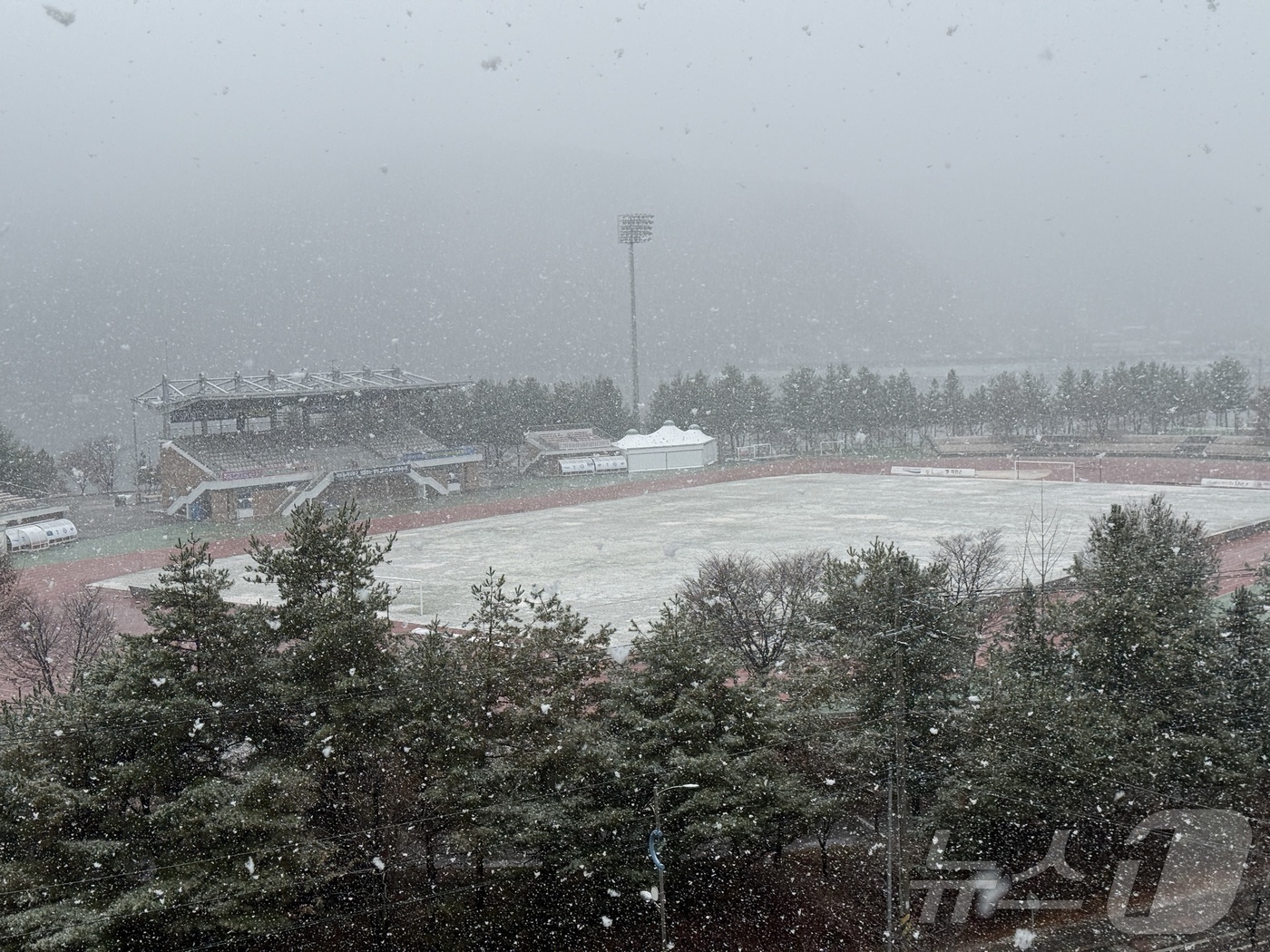 (화천=뉴스1) 한귀섭 기자 = 27일 낮 12시 강원 화천 일대에 올 가을 첫 눈이 내리는 가운데 화천생활체육공원에 눈이 쌓이고 있다.(독자 제공, 재판매 및 DB금지) 2025 …