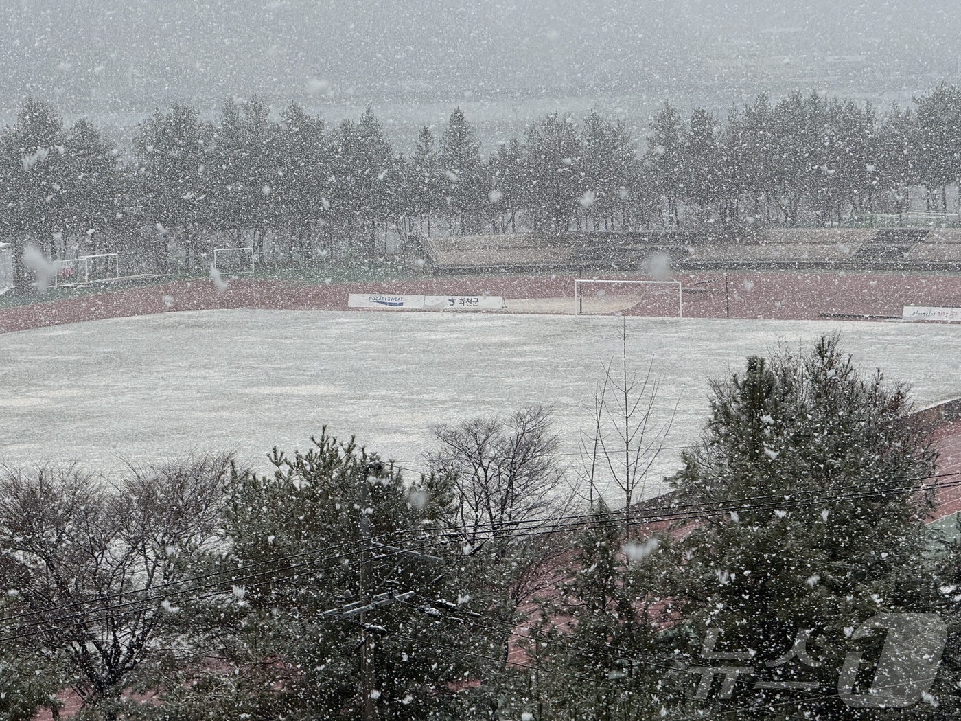 (화천=뉴스1) 한귀섭 기자 = 27일 낮 12시 강원 화천 일대에 올 가을 첫 눈이 내리는 가운데 화천생활체육공원에 눈이 쌓이고 있다.(독자 제공, 재판매 및 DB금지) 2025 …