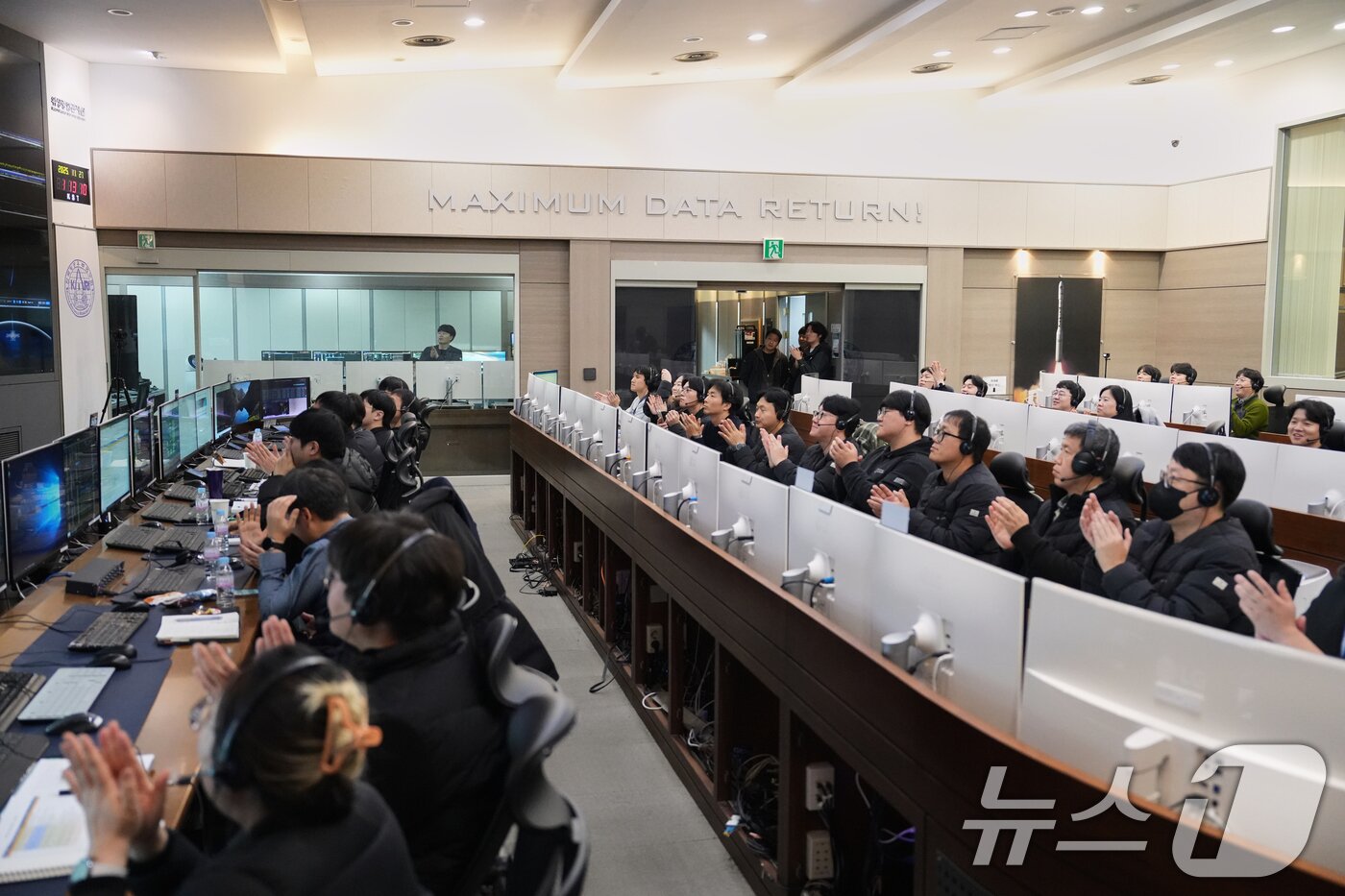 본문 이미지 - 27일 대전 한국항공우주연구원 위성종합관제실에서 연구진들이 누리호 주 탑재 위성인 차세대중형위성 3호 위성 관제 작업을 수행하고 있다. (항우연 제공. 재판매 및 DB 금지) 2025.11.27/뉴스1