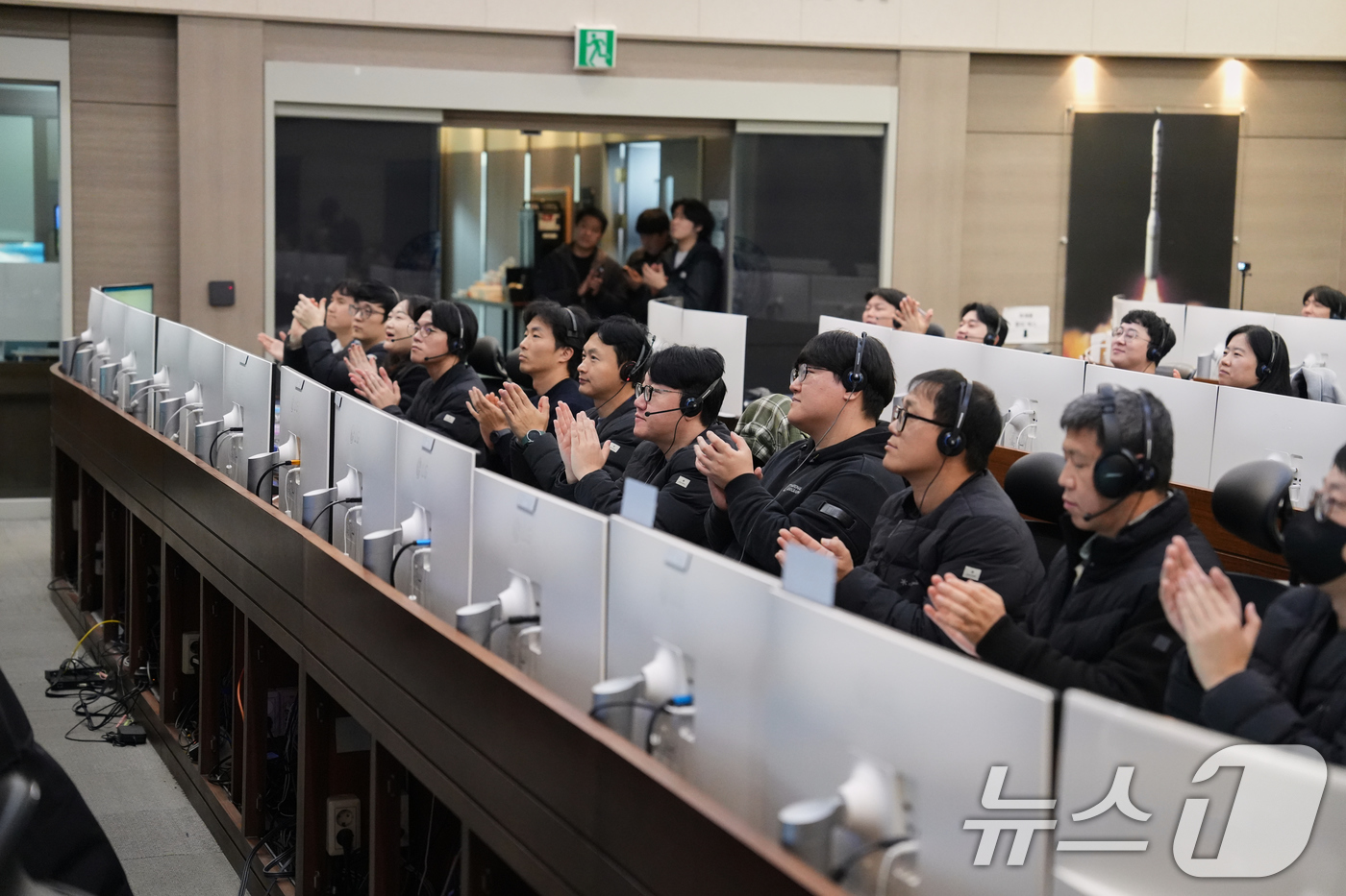 (대전=뉴스1) = 27일 대전 한국항공우주연구원 위성종합관제실에서 연구진들이 누리호 주 탑재 위성인 차세대중형위성 3호 위성 관제 작업을 수행하고 있다. (항우연 제공. 재판매 …