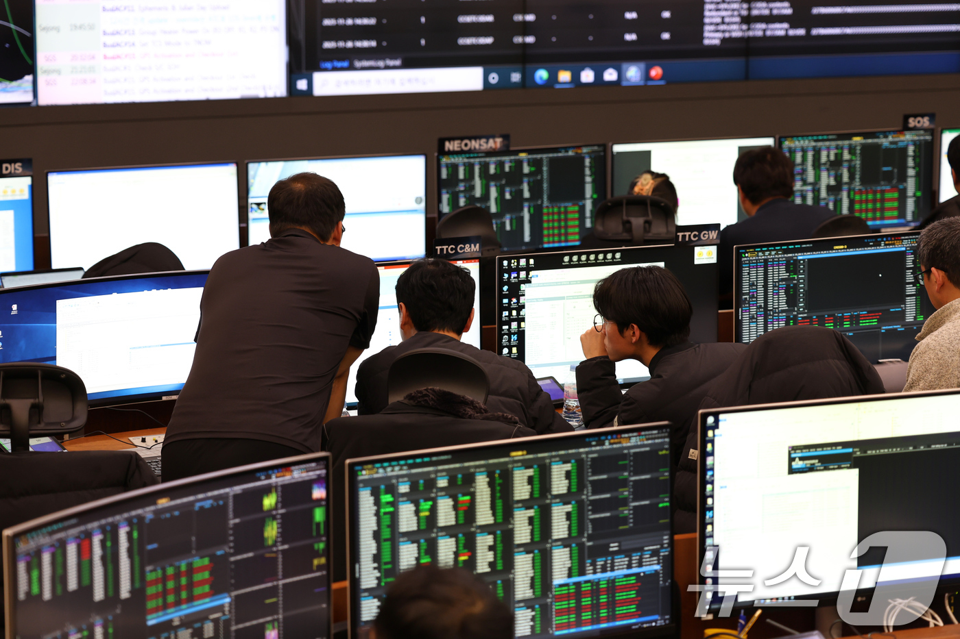 (대전=뉴스1) = 27일 대전 한국항공우주연구원 위성종합관제실에서 연구진들이 누리호 주 탑재 위성인 차세대중형위성 3호 위성 관제 작업을 수행하고 있다. (항우연 제공. 재판매 …