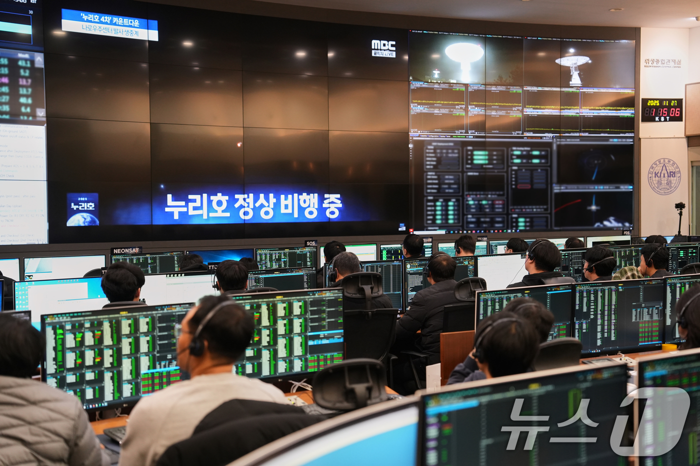 (대전=뉴스1) = 27일 대전 한국항공우주연구원 위성종합관제실에서 연구진들이 누리호 주 탑재 위성인 차세대중형위성 3호 위성 관제 작업을 수행하고 있다. (항우연 제공. 재판매 …