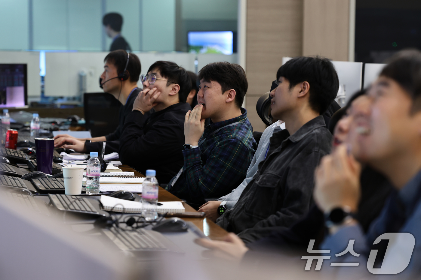 (대전=뉴스1) = 27일 대전 한국항공우주연구원 위성종합관제실에서 연구진들이 누리호 주 탑재 위성인 차세대중형위성 3호 위성 관제 작업을 수행하고 있다. (항우연 제공. 재판매 …