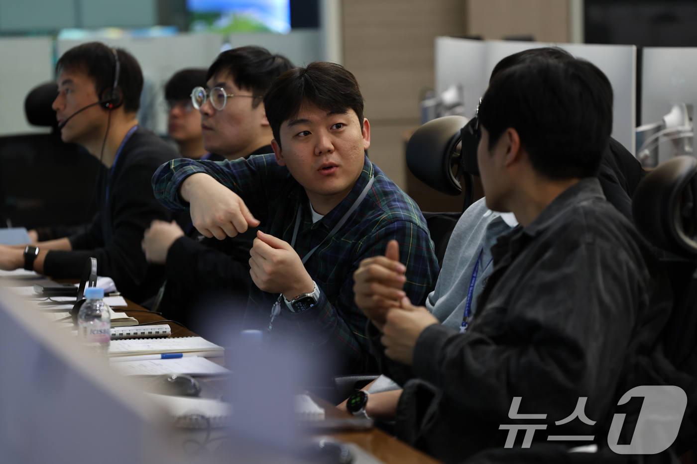 (대전=뉴스1) = 27일 대전 한국항공우주연구원 위성종합관제실에서 연구진들이 누리호 주 탑재 위성인 차세대중형위성 3호 위성 관제 작업을 수행하고 있다. (항우연 제공. 재판매 …
