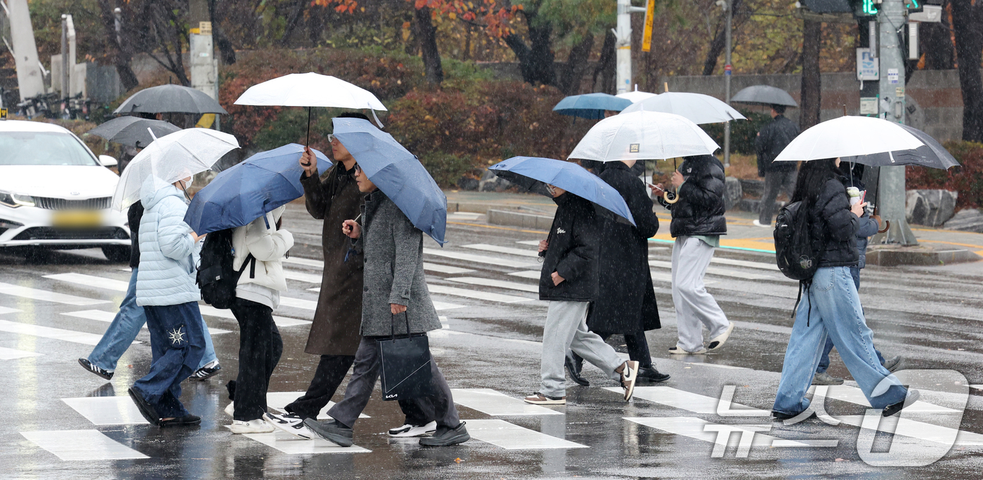 (수원=뉴스1) 김영운 기자 = 전국이 대체로 흐리고 비가 내린 27일 경기 수원시 영통구 아주대학교 근처에서 시민들과 학생들이 우산을 쓰고 지나가고 있다. 2025.11.27/뉴 …