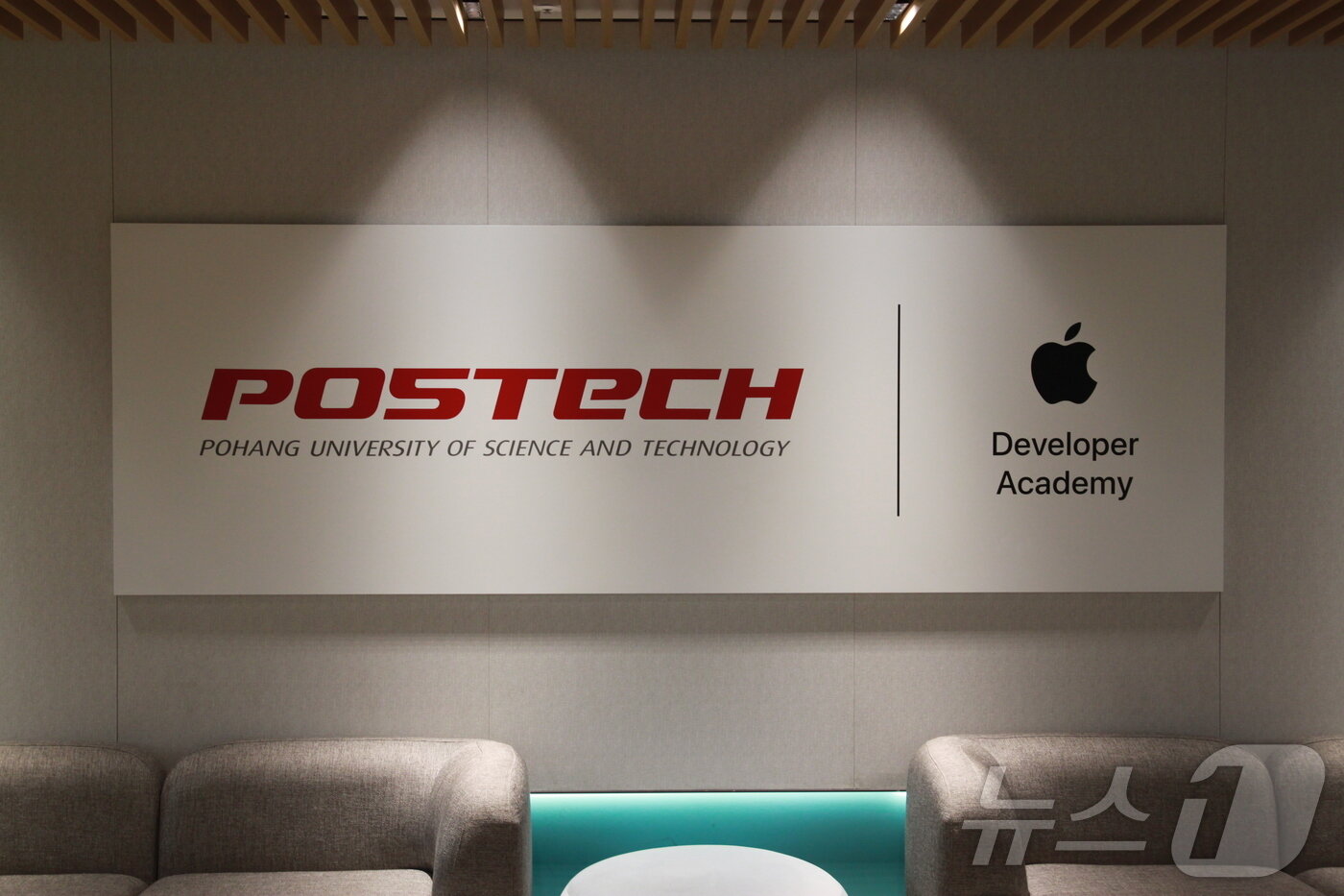 본문 이미지 - 포항공과대학교&#40;POSTECH&#41; 내부에 위치한 애플 디벨로퍼 아카데미 모습. 애플 디벨로퍼 아카데미는 2022년 3월 포항공대에 개소했다. 이곳은 코딩과 디자인, 마케팅, 비즈니스 방법론 등을 학생들에 가르친다. 포항을 비롯해 미국과 이탈리아, 인도네시아 등에 위치해 있다.2025.11.27/뉴스1 ⓒ News1 김민재 기자