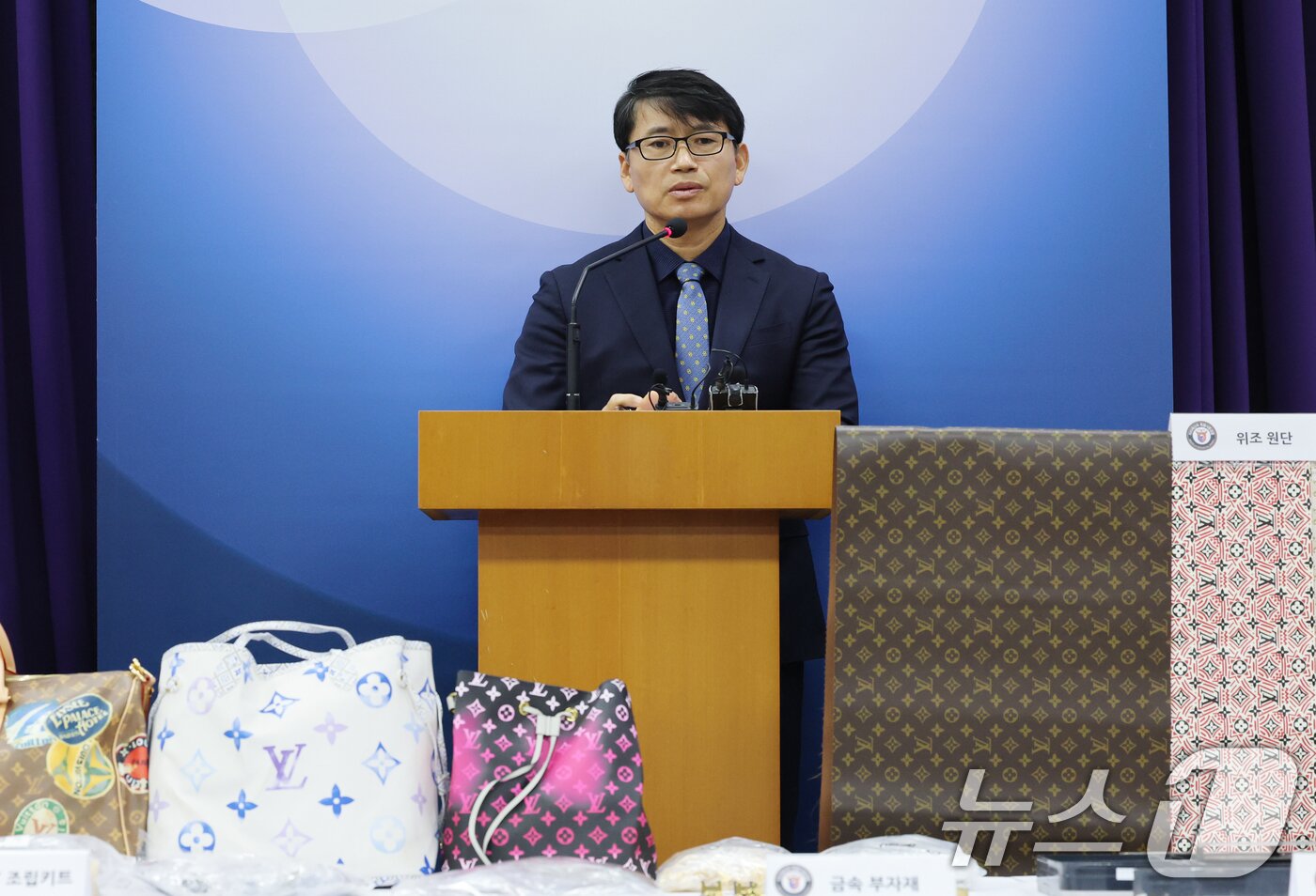 본문 이미지 - 신상곤 지식재산처 지식재산보호협력국장이 27일 정부대전청사에서 위조상품 단속 결과를 브리핑을 하고 있다. 2025.11.27/뉴스1 ⓒ News1 김기태 기자