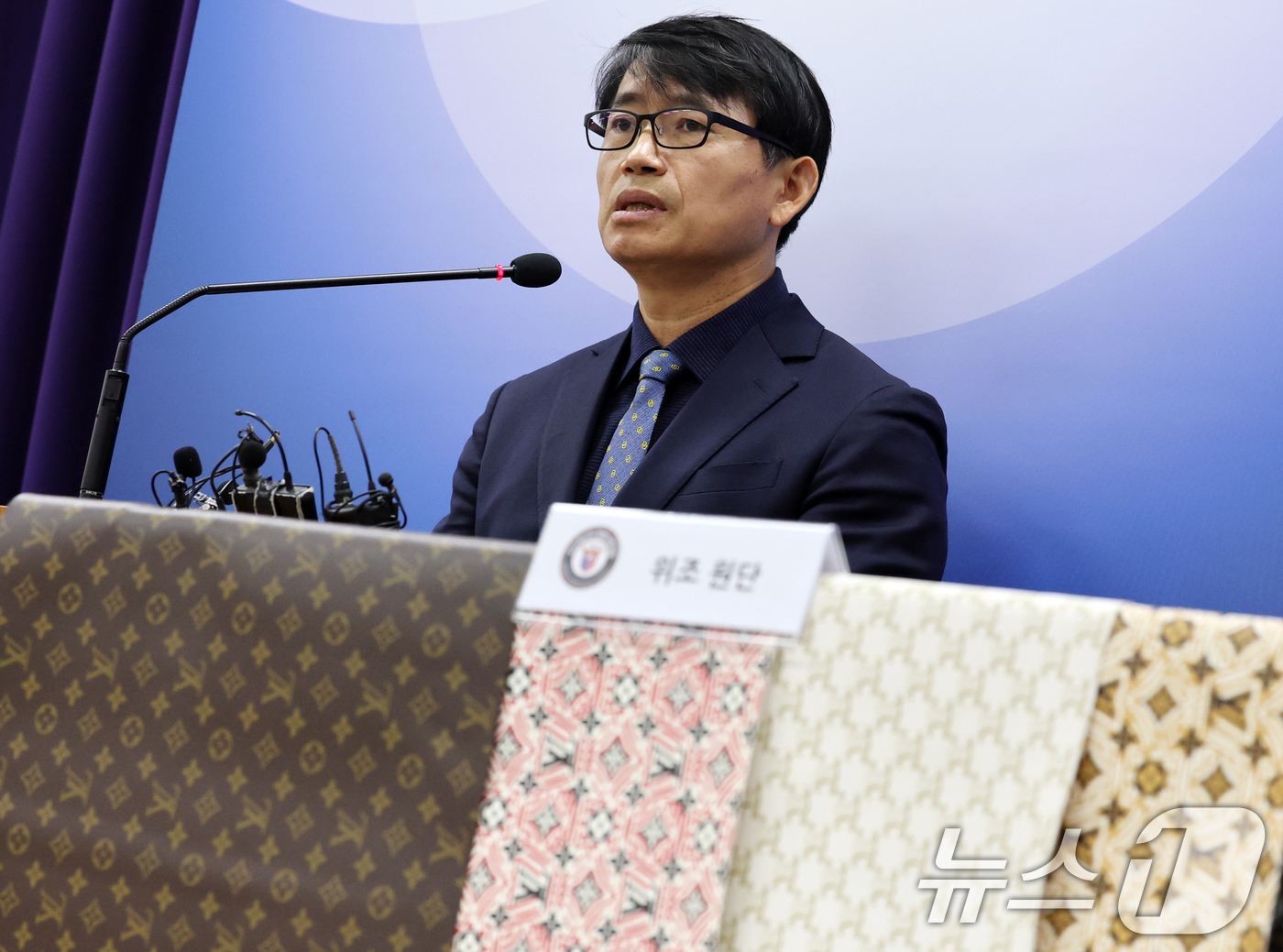 (대전=뉴스1) 김기태 기자 = 신상곤 지식재산처 지식재산보호협력국장이 27일 정부대전청사에서 위조상품 단속 결과를 브리핑을 하고 있다.지식재산처 상표특별사법경찰은 소비자가 직접 …