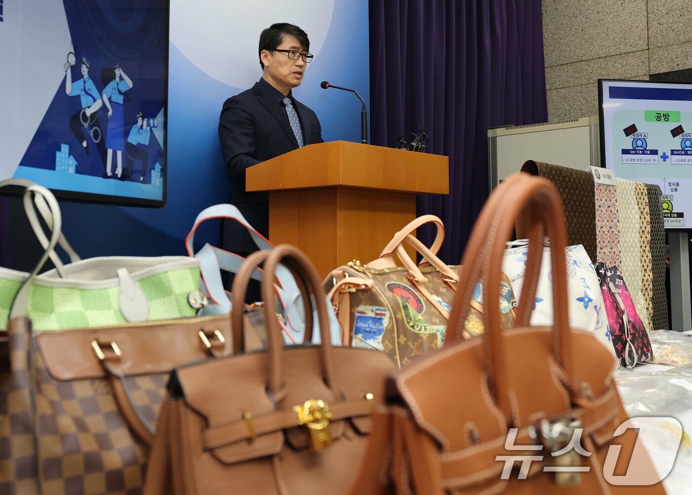 본문 이미지 - 신상곤 지식재산처 지식재산보호협력국장이 27일 정부대전청사 브리핑룸에서 위조상품 단속 결과를 설명하고 있다. 2025.11.27/뉴스1 ⓒ News1 김기태 기자