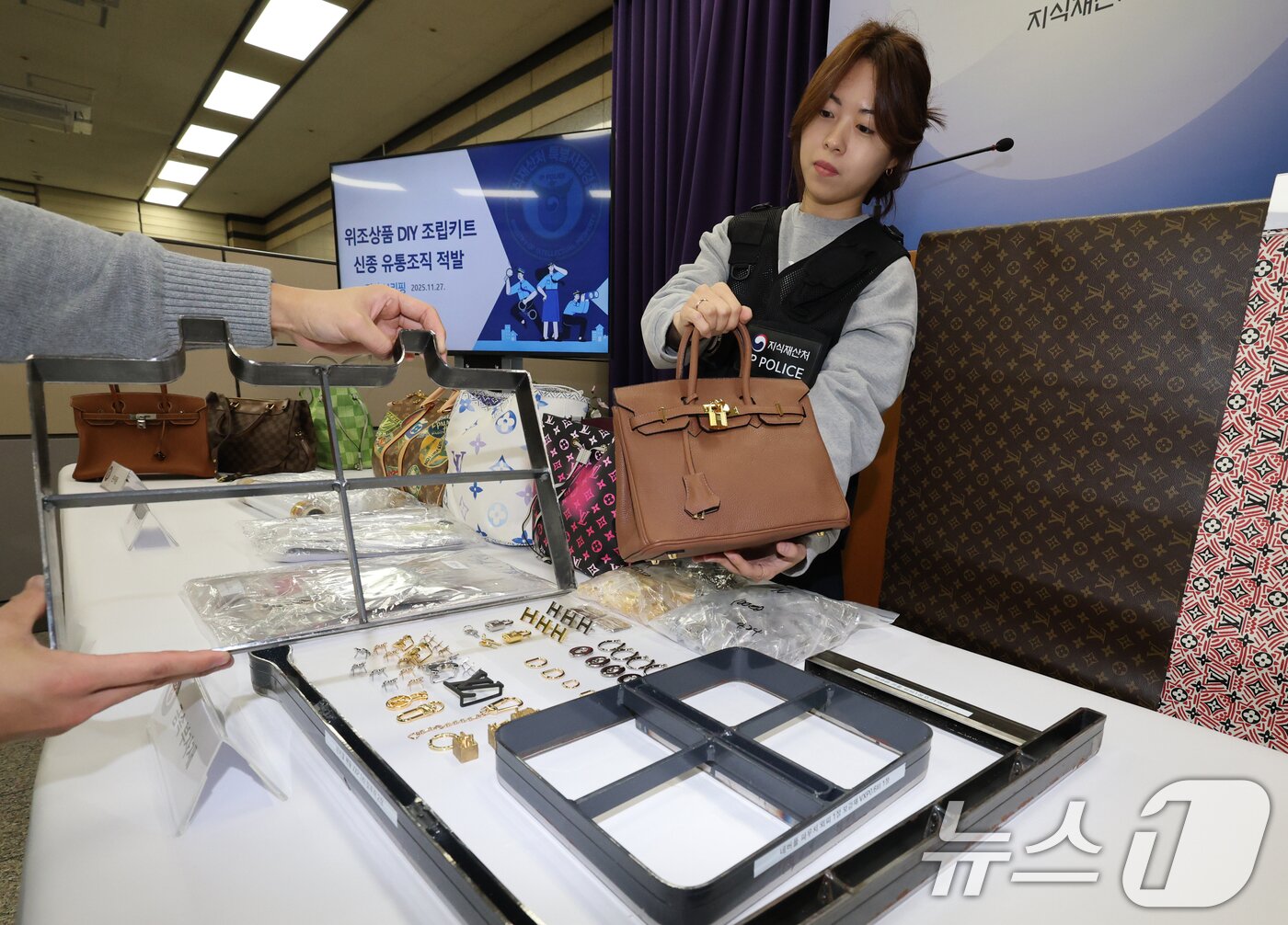 본문 이미지 - 지식재산처 상표특별사법경찰이 27일 정부대전청사에서 위조상품 단속 결과를 브리핑을 마치고 압수된 ‘위조상품 DIY 조립키트’를 살피고 있다. 2025.11.27/뉴스1 ⓒ News1 김기태 기자