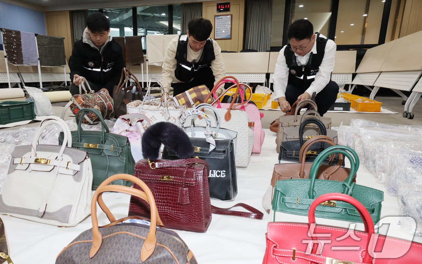 (대전=뉴스1) 김기태 기자 = 지식재산처 상표특별사법경찰이 27일 정부대전청사에서 위조상품 단속 결과를 브리핑을 마치고 압수된 ‘위조상품 DIY 조립키트’를 살피고 있다.지식재산 …