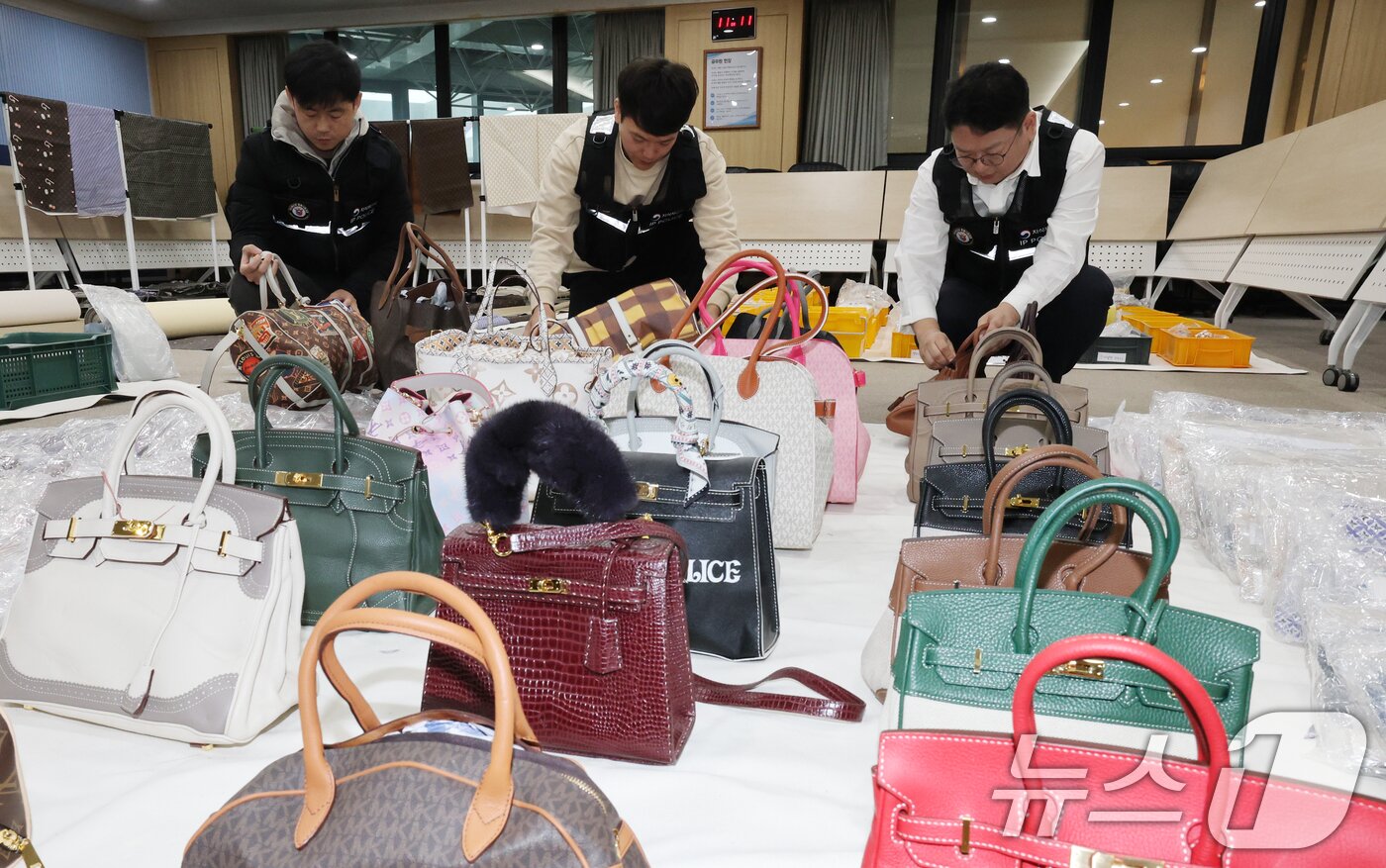 본문 이미지 - 지식재산처 상표특별사법경찰이 27일 정부대전청사에서 위조상품 단속 결과를 브리핑을 마치고 압수된 ‘위조상품 DIY 조립키트’를 살피고 있다. 2025.11.27/뉴스1 ⓒ News1 김기태 기자