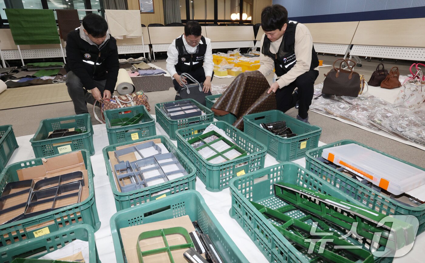 본문 이미지 - 지식재산처 상표특별사법경찰이 27일 정부대전청사에서 위조상품 단속 결과를 브리핑을 마치고 압수된 ‘위조상품 DIY 조립키트’를 살피고 있다. 2025.11.27/뉴스1 ⓒ News1 김기태 기자