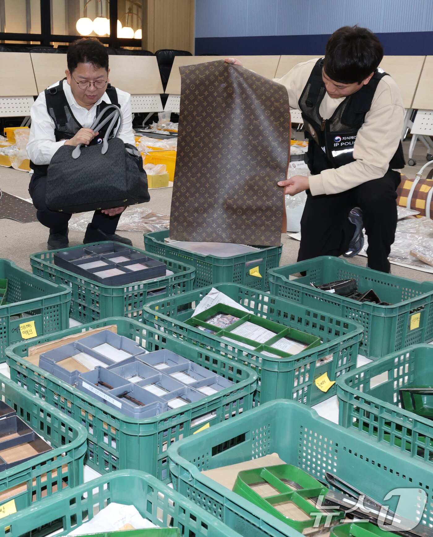본문 이미지 - 지식재산처 상표특별사법경찰이 27일 정부대전청사에서 위조상품 단속 결과를 브리핑을 마치고 압수된 ‘위조상품 DIY 조립키트’를 살피고 있다. 2025.11.27/뉴스1 ⓒ News1 김기태 기자