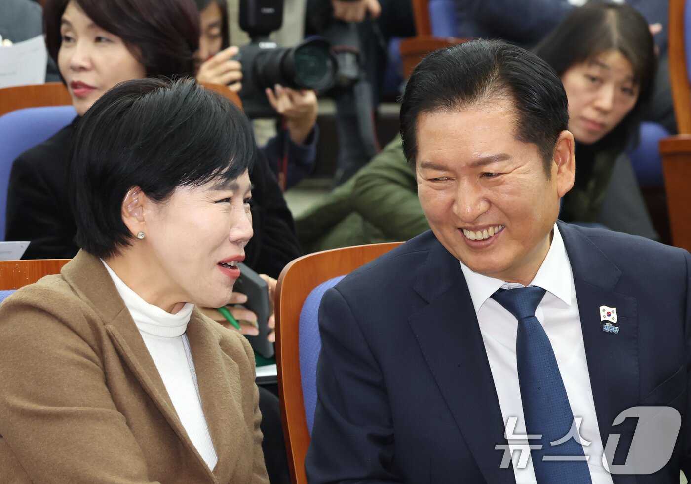 본문 이미지 - 정청래 더불어민주당 대표가 27일 오후 서울 여의도 국회에서 열린 더불어민주당 의원총회에서 전현희 최고위원과 대화를 나누고 있다. 2025.11.27/뉴스1 ⓒ News1 장수영 기자